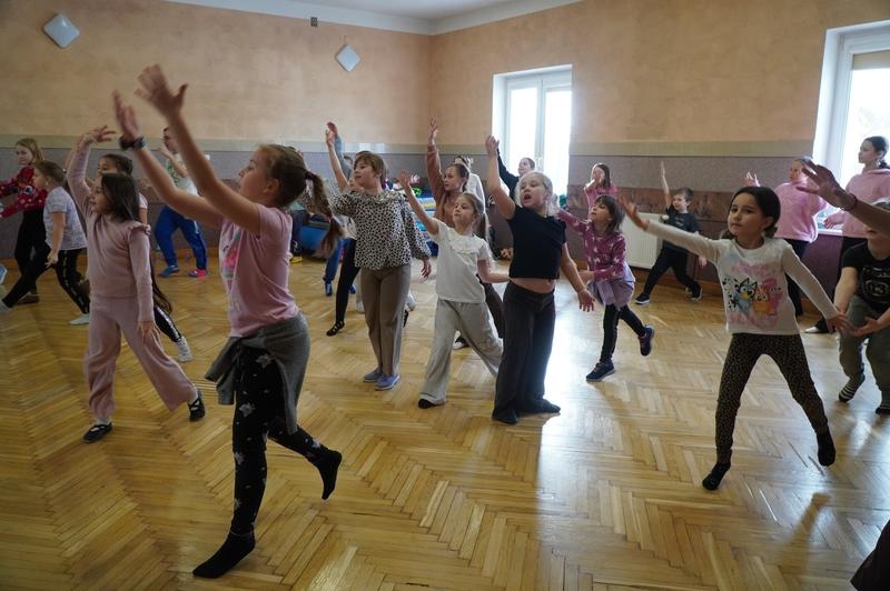 dzieci uczestniczące w zajęciach podczas ferii.