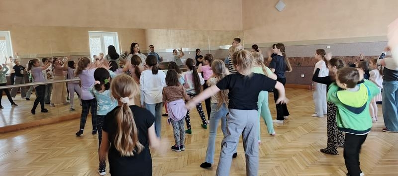 dzieci uczestniczące w zajęciach podczas ferii.