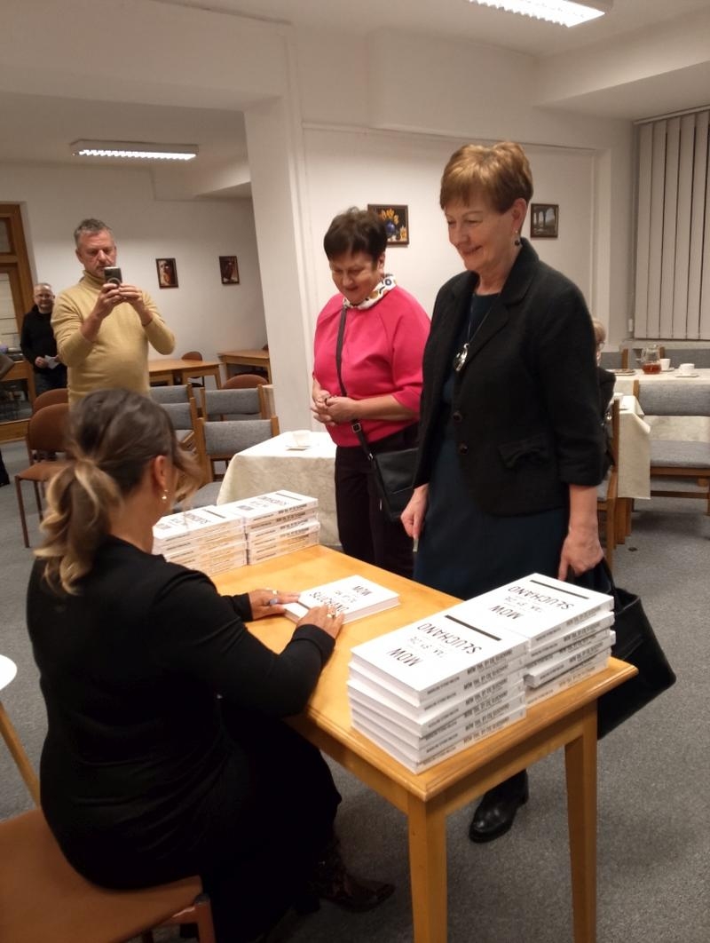 autorka książki skłąda autograf