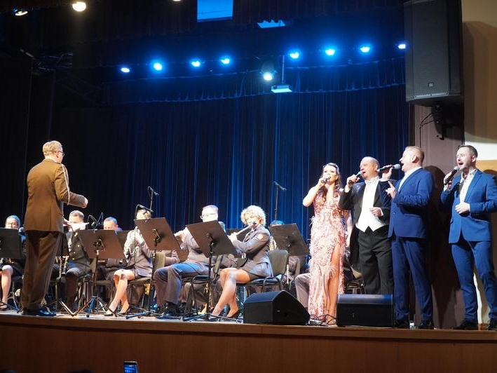 Zespół i soliści na scenie domu kultury