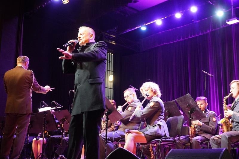 Zespół Artystyczny Wojska Polskiego występujący na scenie.
