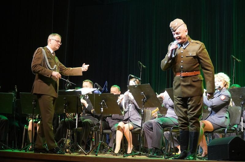 Zespół Artystyczny Wojska Polskiego występujący na scenie.