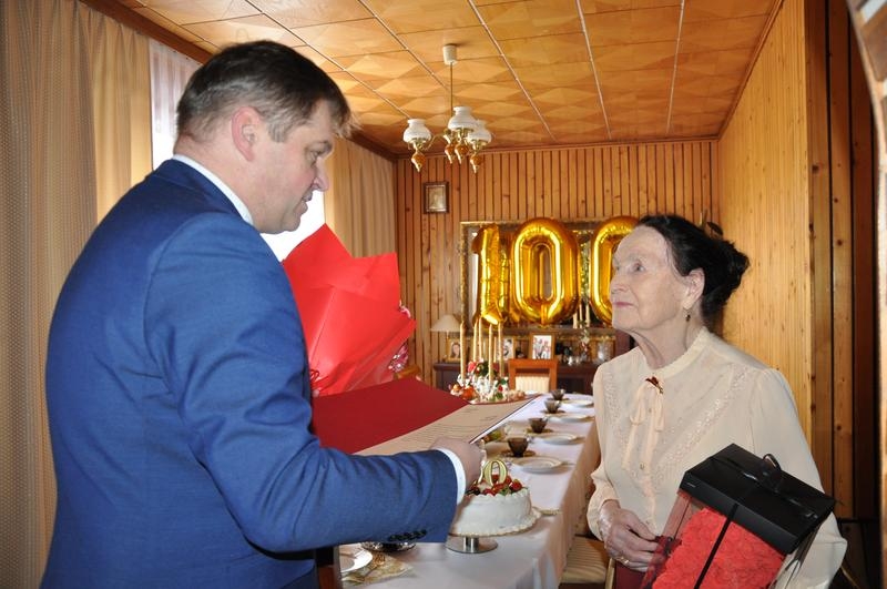Burmistrz składa jubilatce życzenia