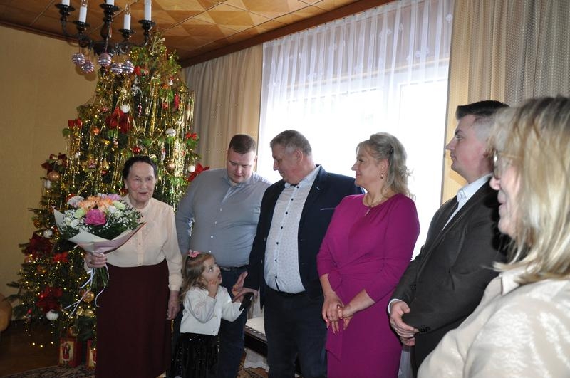 przedstawicielka KRUS składa jubilatkce życzenia
