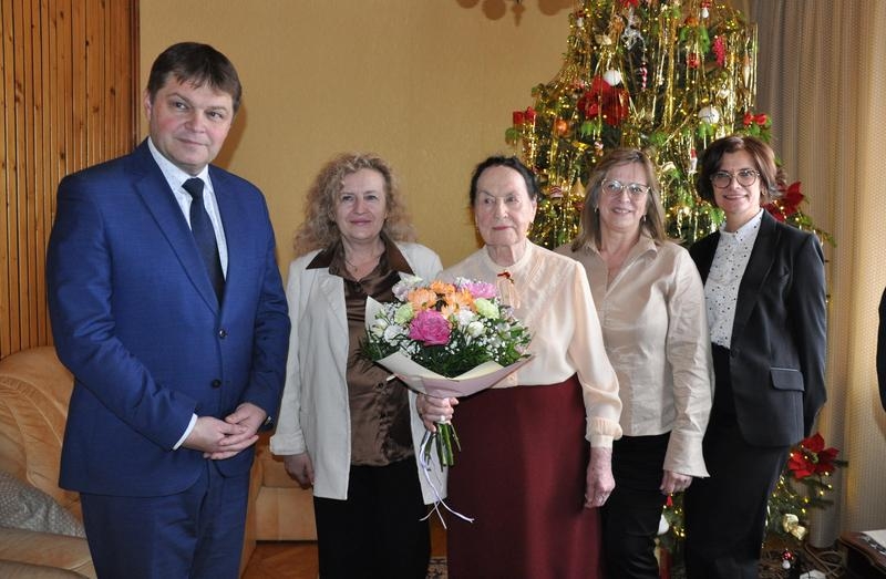 zdjecie jubilatki z przedstawicielami Urzędu Miasta Hajnówka i KRUS