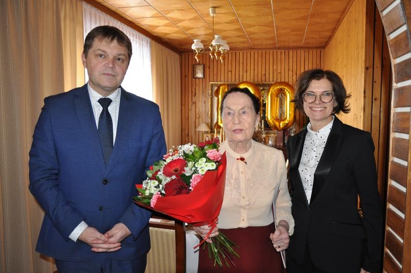 jubilatka z panem burmistrzem i panią kierownik USC