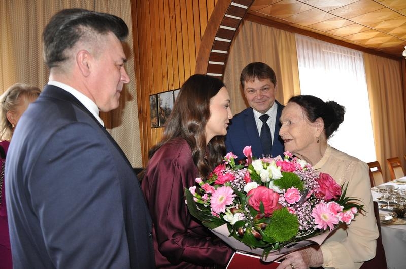 rodzina skłąda jubilatce życzenia
