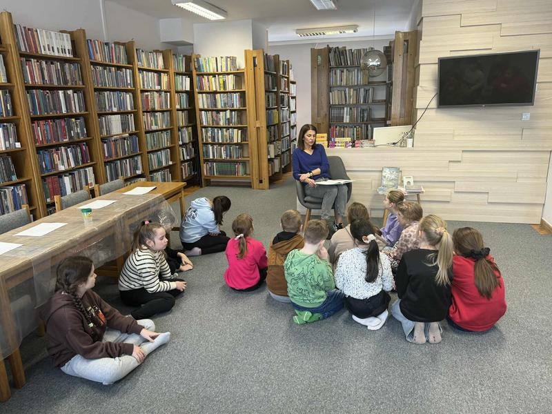 kobieta czyta dzieciom książkę