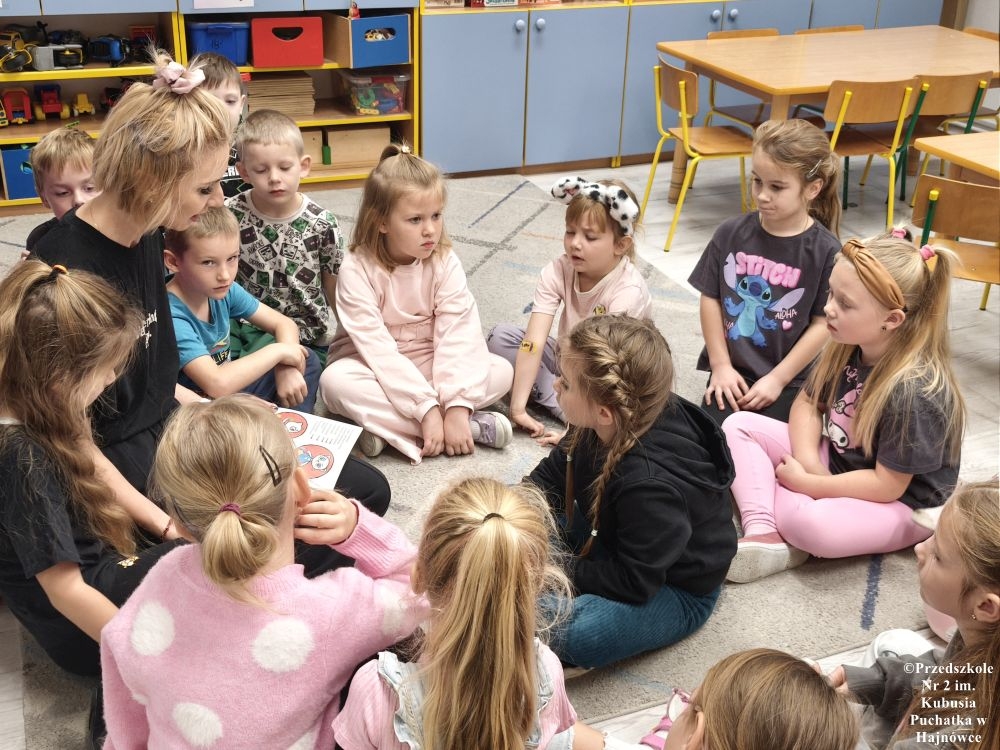 kobieta czyta dzieciom książkę