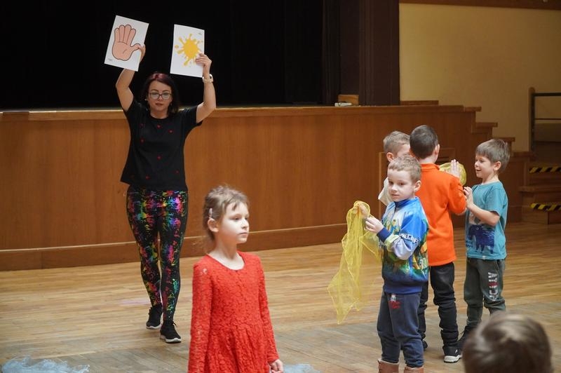 przedszkolaki uczestniczące w kreatywnych zabawach walentynkowych