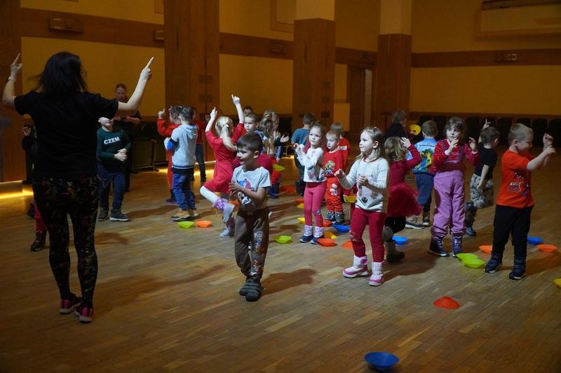 przedszkolaki uczestniczące w kreatywnych zabawach walentynkowych