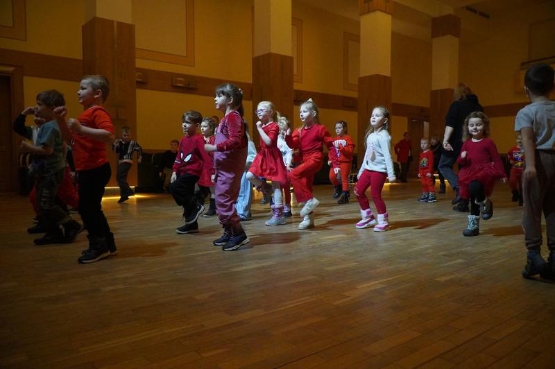 przedszkolaki uczestniczące w kreatywnych zabawach walentynkowych