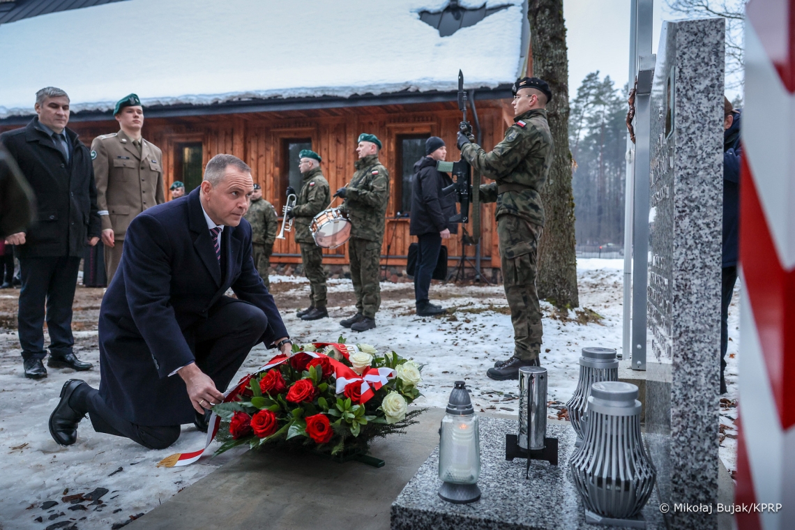Prezydent składający kwiaty pod pomnikiem