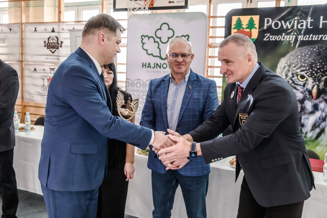 Burmistrz odbiera statuetkę