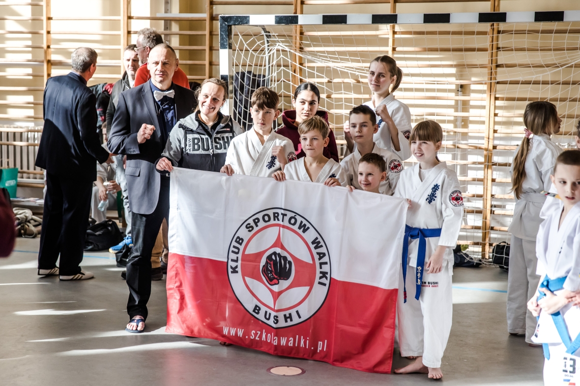 jedna z drużyn z flagą swojego klubu