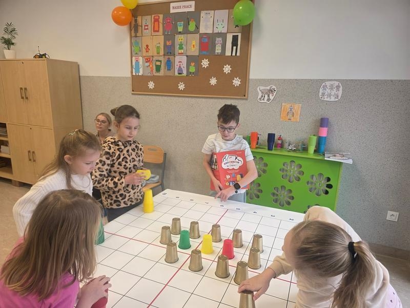 Uczniowie podczas Dnia Robotyki