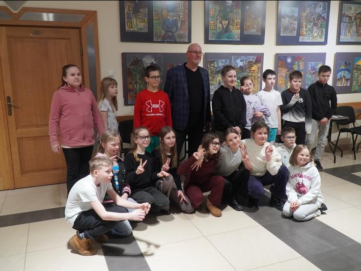 Spotkanie uczniów z artystą Tomaszem Korzenieckim