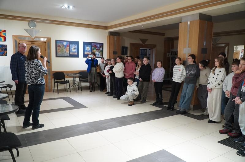 Spotkanie uczniów z artystą Tomaszem Korzenieckim