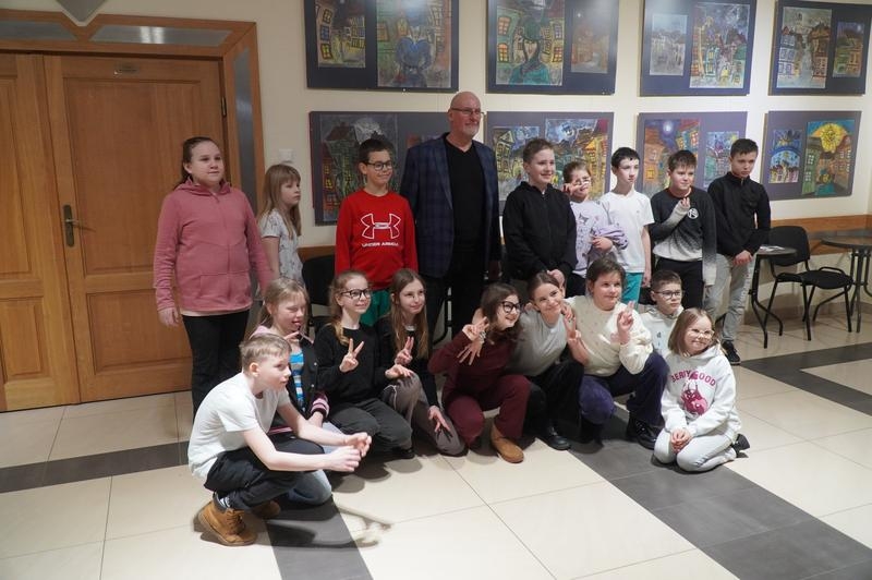 Spotkanie uczniów z artystą Tomaszem Korzenieckim