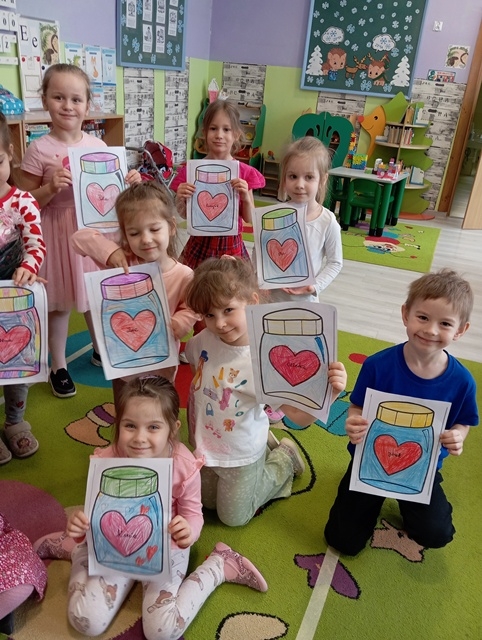 dzieci prezentują prace plastyczne