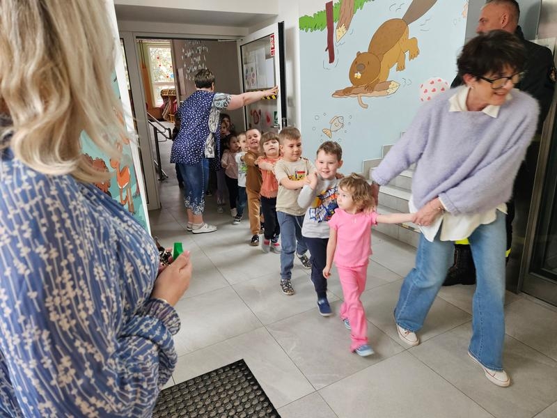 przedskolaki podczas próby ewakuacji przeciwpożarowej