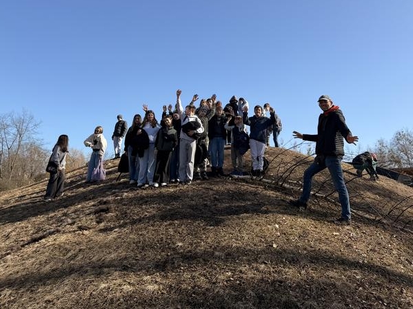 młodzież pozuje do zdjęcia