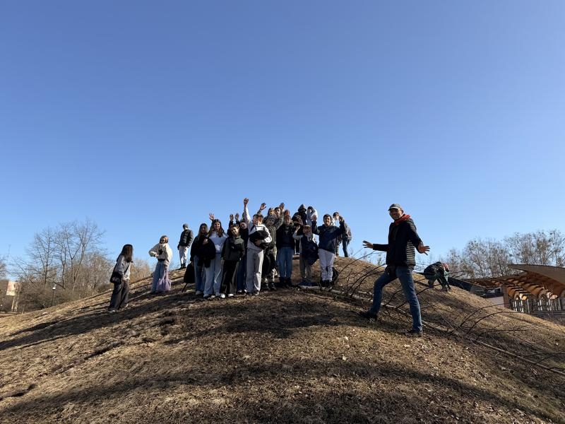 zdjęcie młodzieży w parku