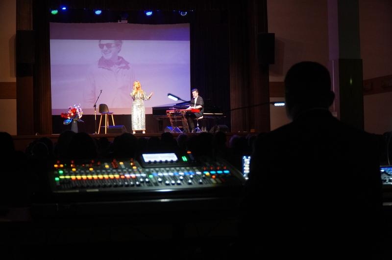 Anna Jurksztowicz występująca na scenie HDK