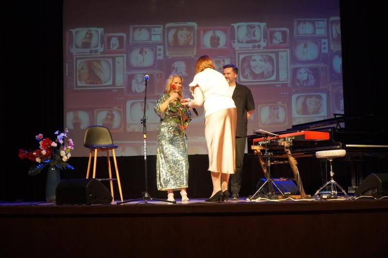 Anna Jurksztowicz występująca na scenie HDK