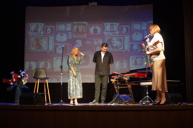 Anna Jurksztowicz występująca na scenie HDK