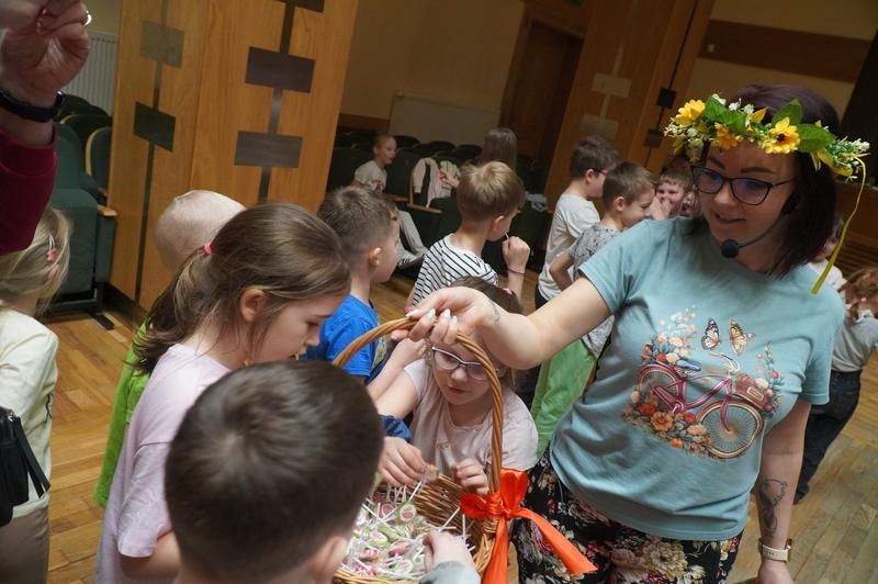 uczniowie uczestniczący w zajęciach artystycznych „Wiosenna Przygoda”