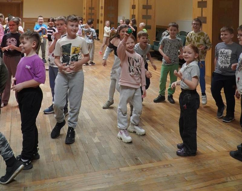 uczniowie uczestniczący w zajęciach artystycznych „Wiosenna Przygoda”