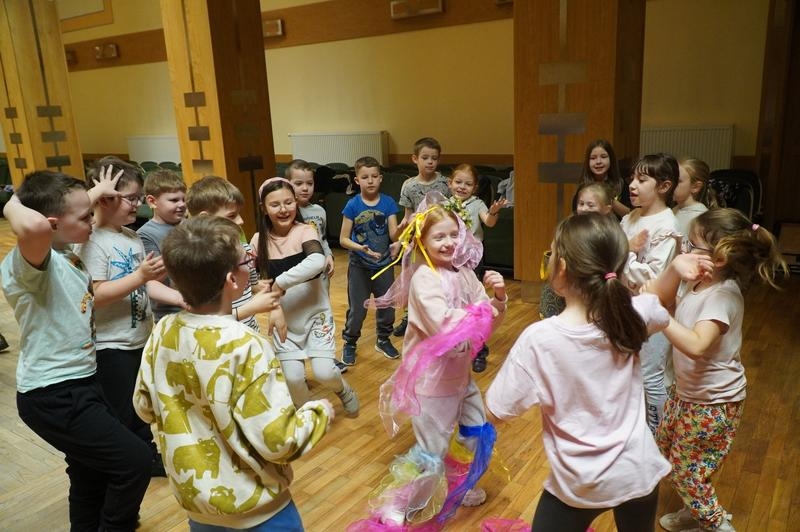 uczniowie uczestniczący w zajęciach artystycznych „Wiosenna Przygoda”