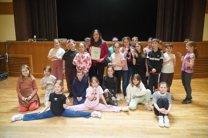 uczniowie uczestniczący w zajęciach artystycznych „Wiosenna Przygoda”