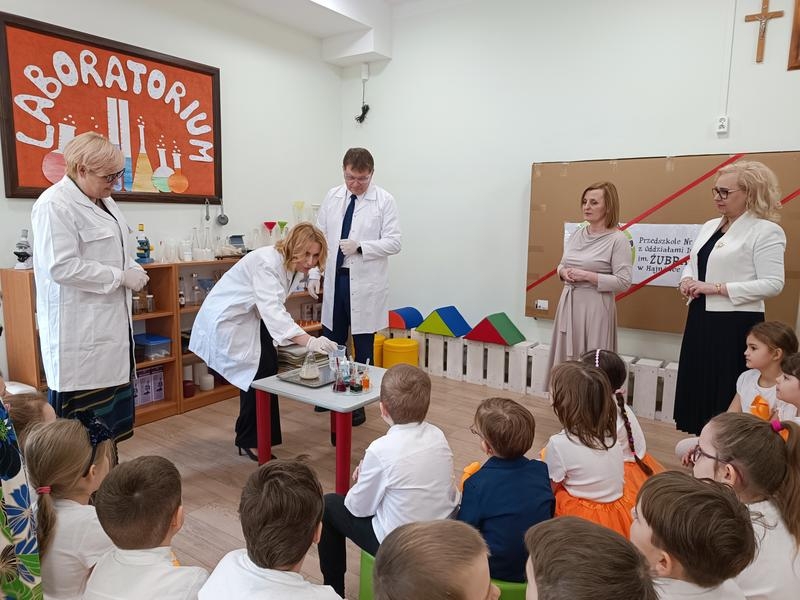 Burmistrz, Zastępca Burmistrza oraz Kierownik Referatu Oświaty Kultury i Sportu podczas wykonywania eksperymentu