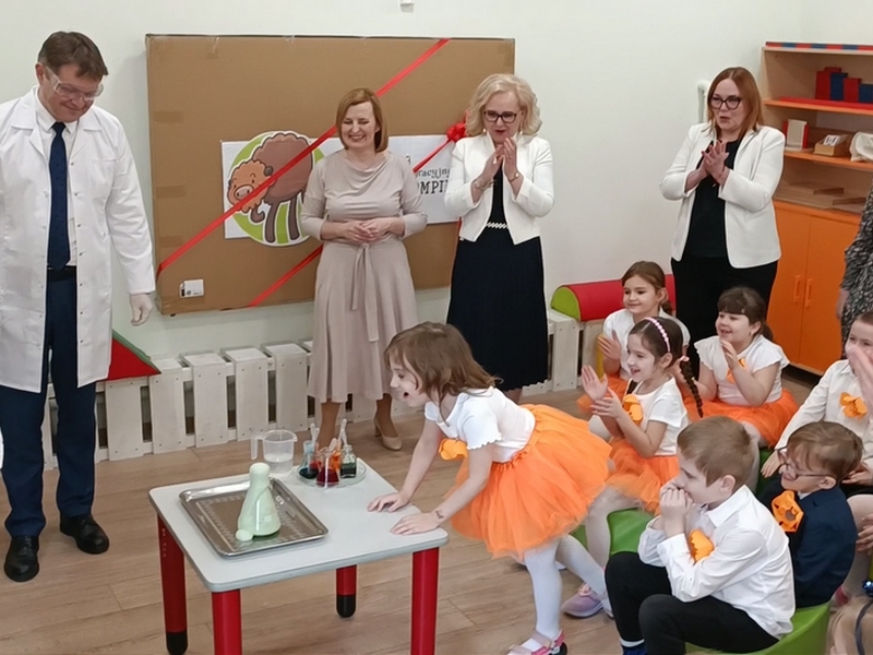 Burmistrz, Zastępca Burmistrza oraz Kierownik Referatu Oświaty Kultury i Sportu podczas wykonywania eksperymentu