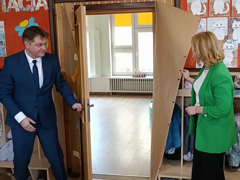 Burmistrz miasta Hajnówka Ireneusz Roman Kiendyś oraz Zastępca Burmistrza Barbara Sadowska podczas oficjalnego otwarcia laboratorium