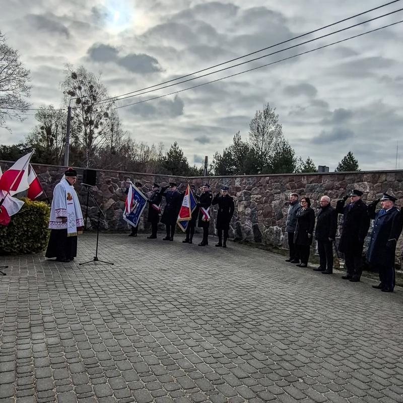Przedstawiciel władz wraz z reprezantami służb mundurowych