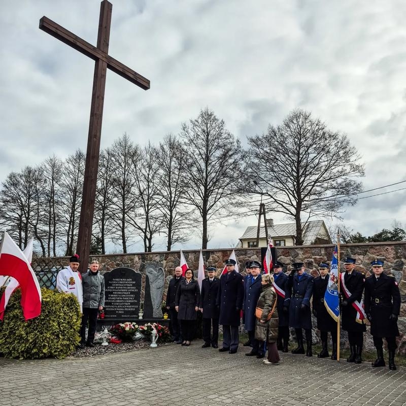 Przedstawiciel władz wraz z reprezantami służb mundurowych