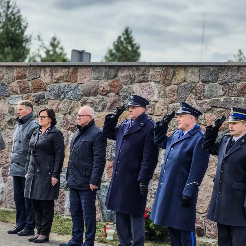 Władze wraż z reprezantami władz służb mundurowych