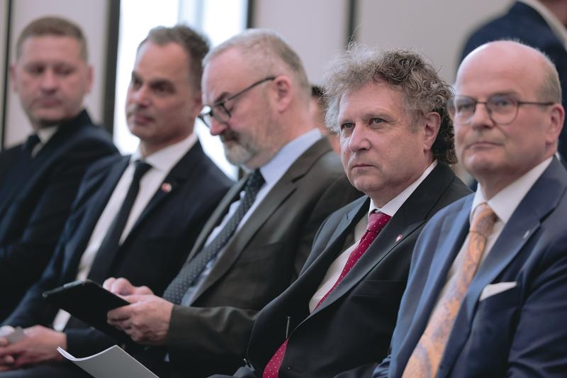 Władze reprezentujące Szwajcarię oraz Sekretarza Stanu w Ministerstwie Funduszy i Polityki Regionalnej
