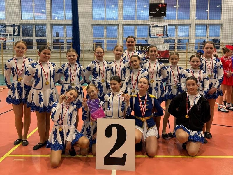 Na zdjęciach widać Zespół Mażoretek SHOCK.