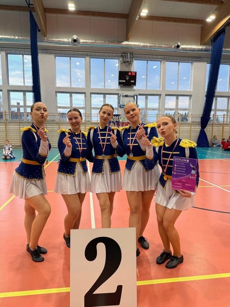 Na zdjęciach widać Zespół Mażoretek SHOCK.