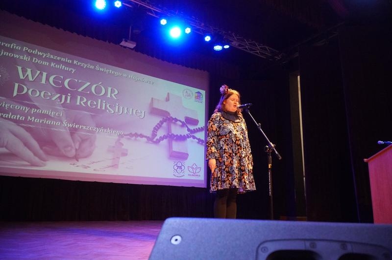 uczestniczka konkursu Poezji Religijnej