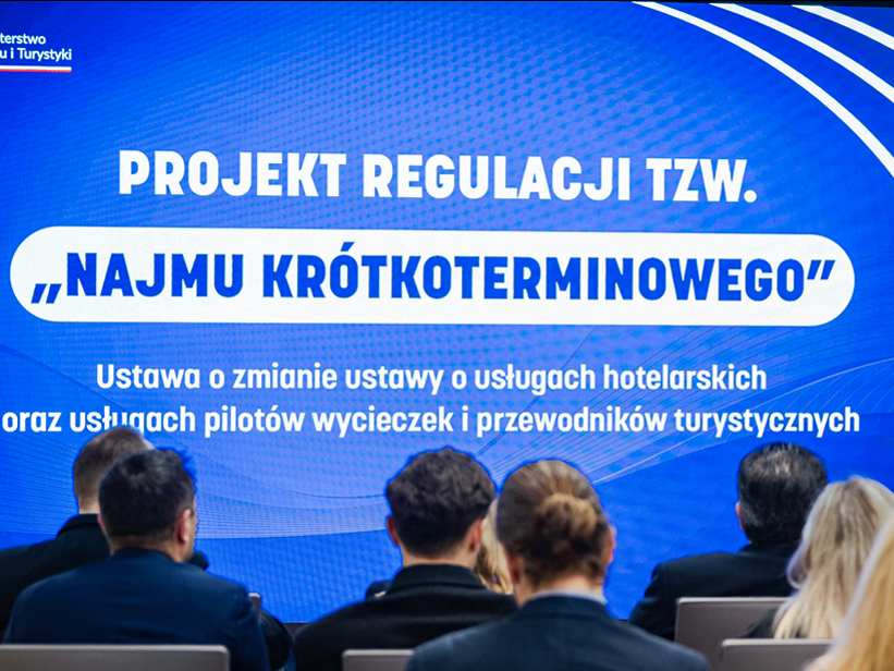 uczestnicy konferencji oglądają prezentację