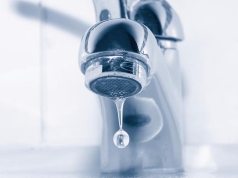 kropla wody spadacjaca z kranu