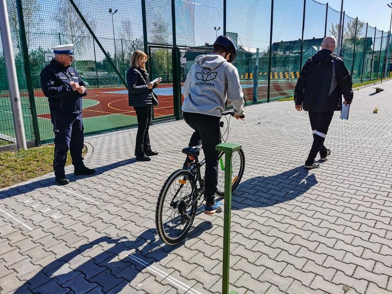 chłopiec na orwerze podczas testu. Obok stoją funkcjonariusze policji