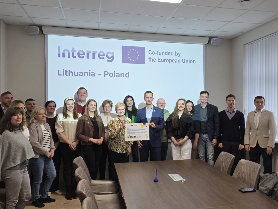 zdjecie grupowe uczestników wiyty