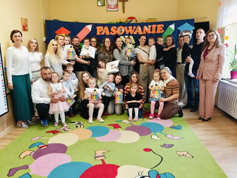 dzieci, rodzice, opiekunki i pani dyrektor pozują do zdjęcia