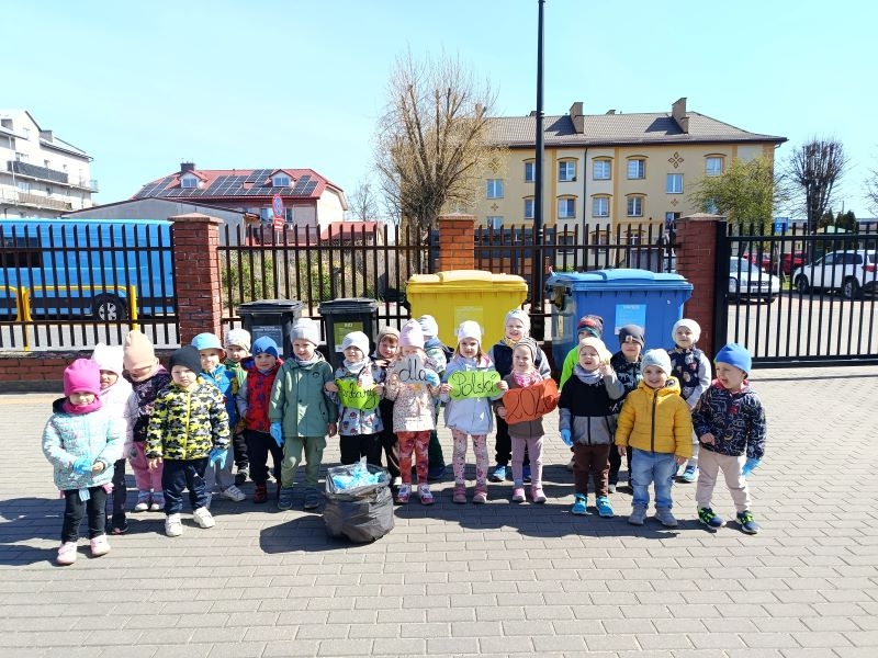 dzieci przy przedszkolu